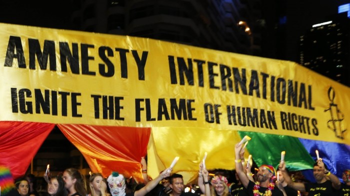 Amnesty international apologizes to iggy pop for justin bieber torture ad