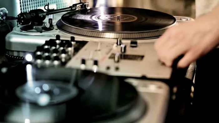 DJ Spinning Records Stock Footage Video 1107124 - Shutterstock Dj spinn double cup