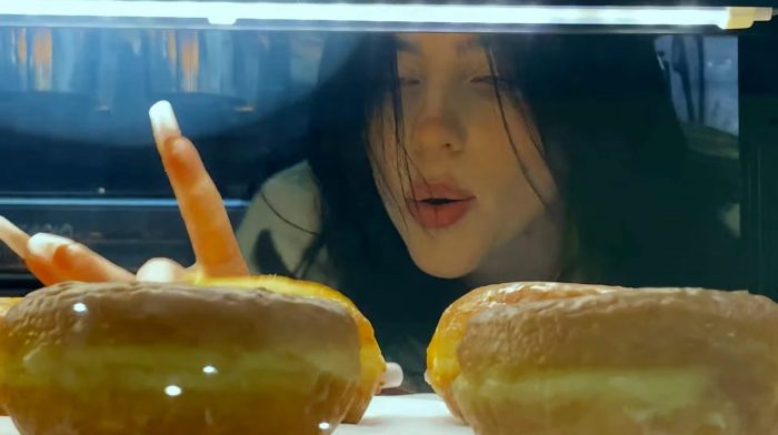 Avant, Billie Eilish portait en priorité des baggy (façon rappeurs des ... Billie eilish scores first no 1 single ending old town roads 19 week run