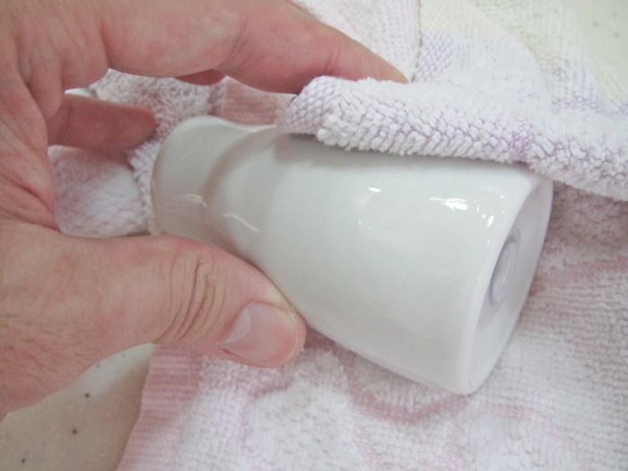 4 Ways to Fill Salt and Pepper Shakers - wikiHow Fill Salt and Pepper Shakers