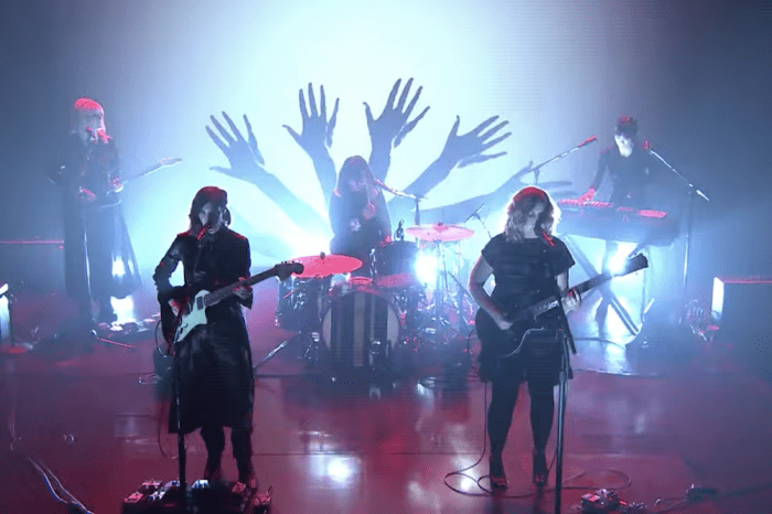 Hurry on Home-Sleater-Kinney με παραγωγό την St Vincent Sleater kinney hurry on home