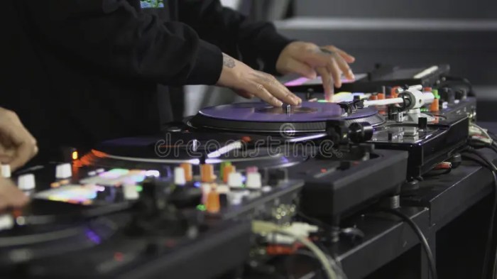 Vinyl Record Spinning On Dj Turntable Stock Photo 179288924 | Shutterstock Dj spinn double cup