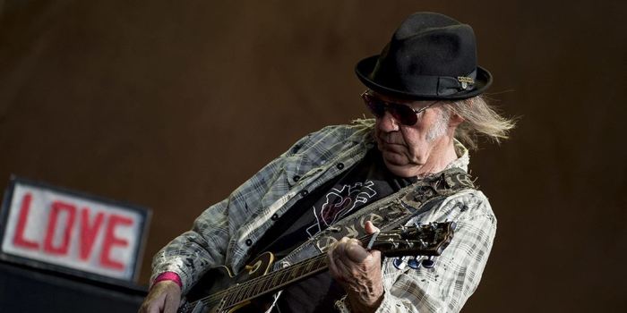 Neil young sells 50 stake of songwriting catalog to hipgnosis