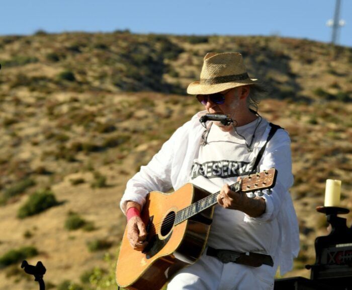 Neil young sells 50 stake of songwriting catalog to hipgnosis