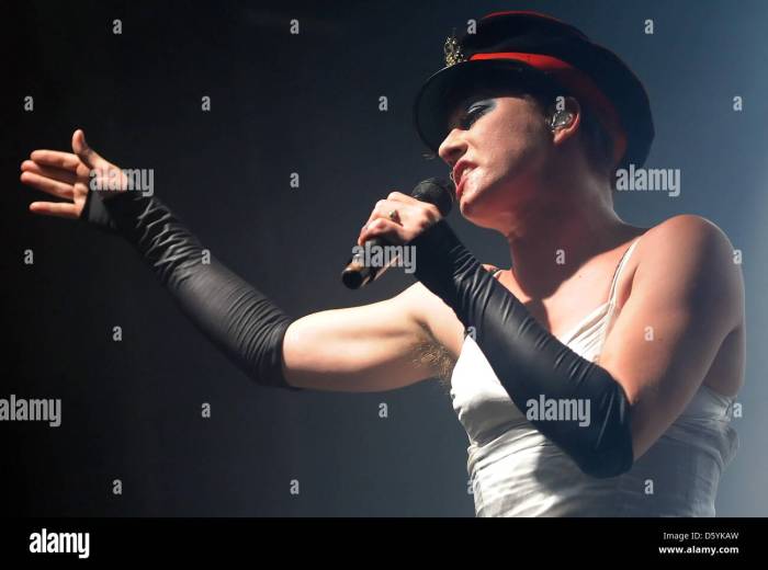 Amanda palmer starts paying musicians