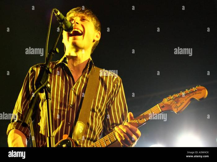 Alex Kapranos (lead singer of the band Franz Ferdinand) performing live ... Franz ferdinands alex kapranos accuses pharrell of stealing take me out riff for paloma faith song